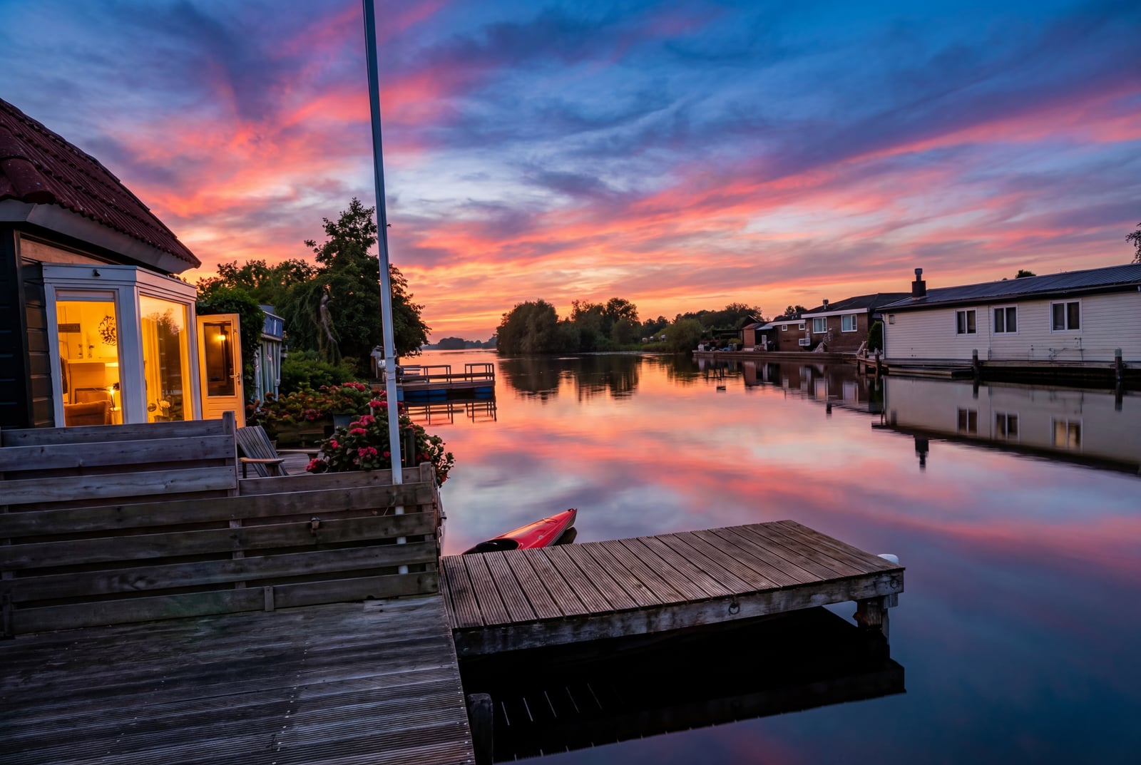 Twilight aan het water — after HostRev enhancement