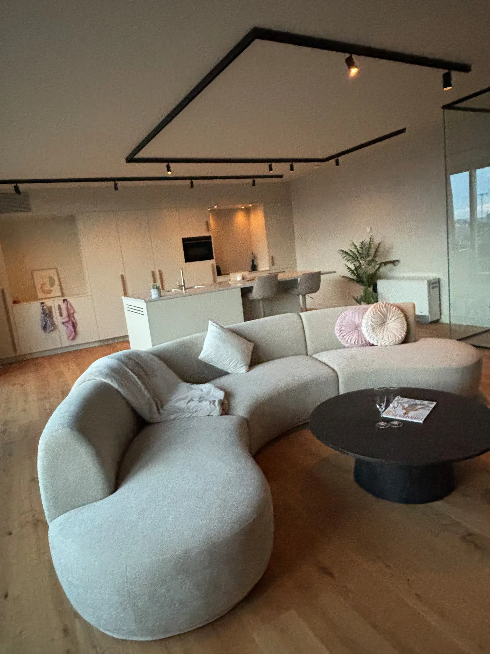 Antwerpen · Wohnzimmer — before HostRev