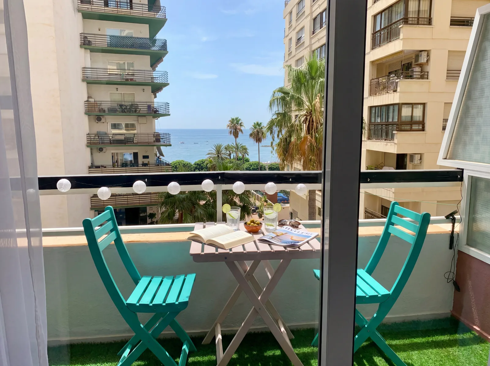 Marbella · Balkon & Meerblick — after HostRev enhancement